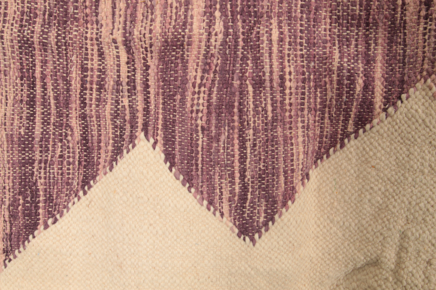 ''Bloom'' medium handwoven rug 250 x 150 cm