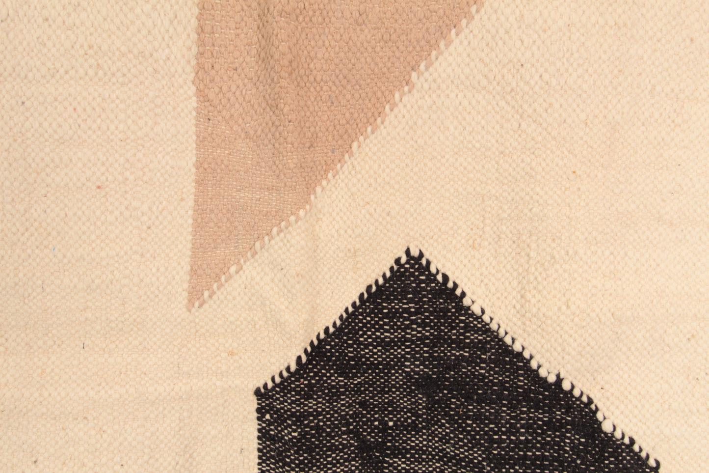 ''Bloom'' medium handwoven rug 250 x 150 cm